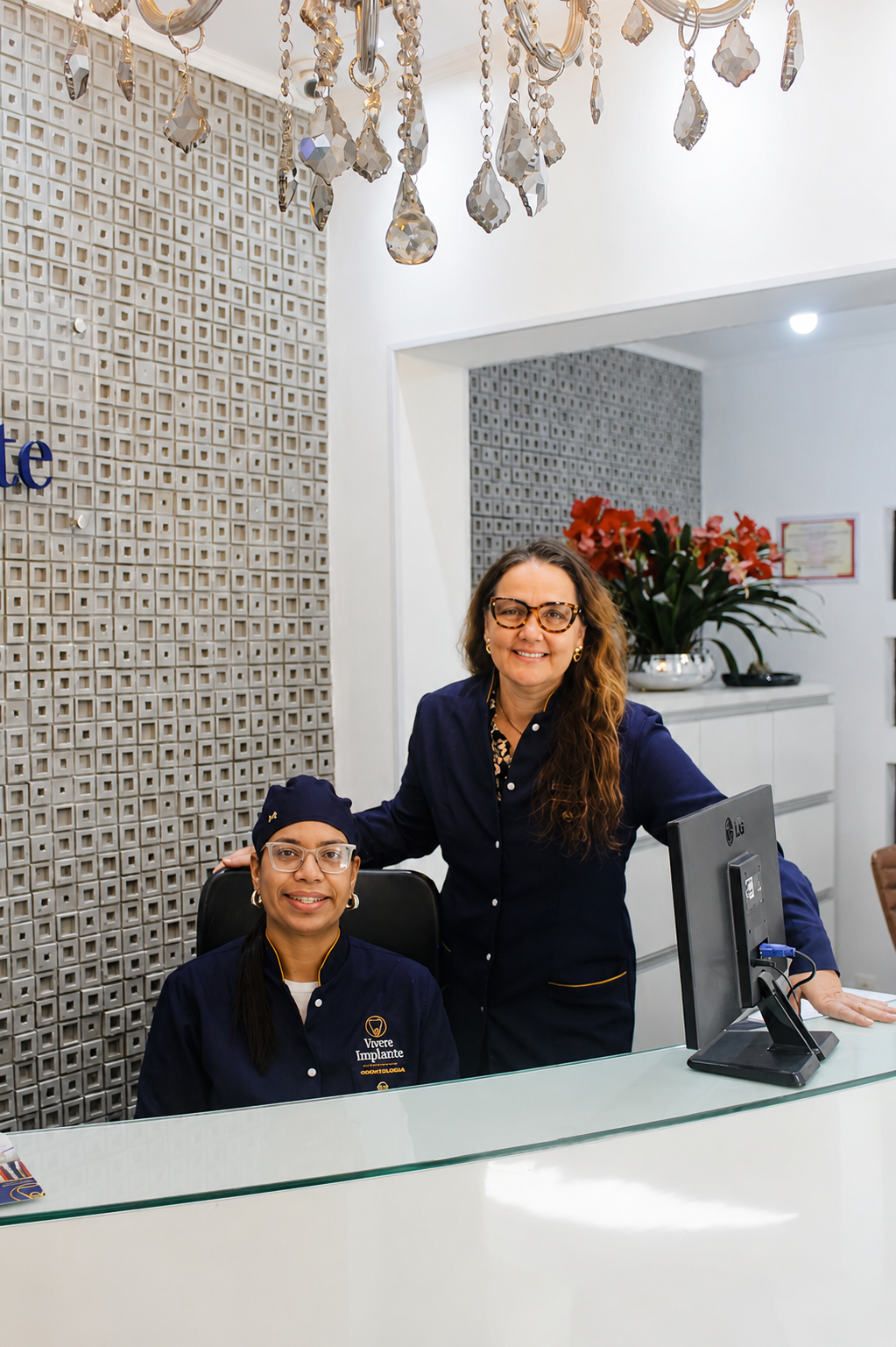 Equipe da Nova Implante recebendo pacientes na recepção da clínica